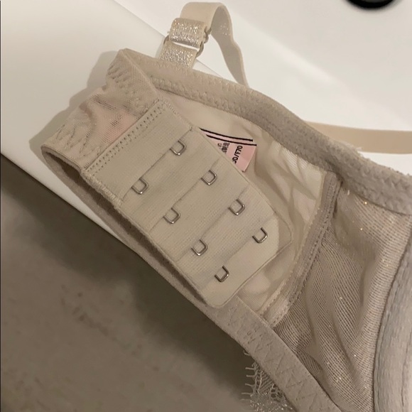 LIKE NEW!  VS Bra - Picture 6 of 6